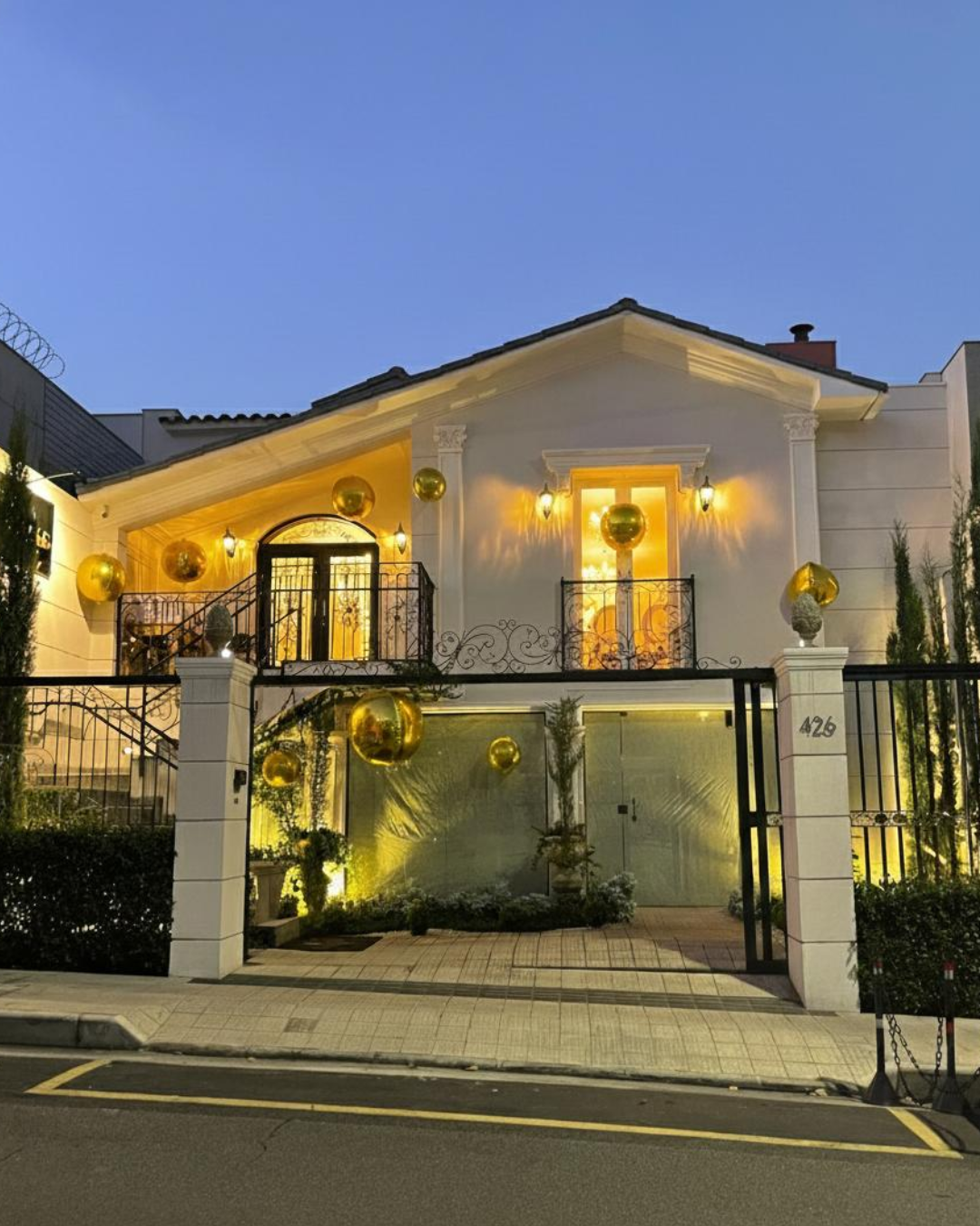 Fachada da Casa Vanille iluminada ao entardecer