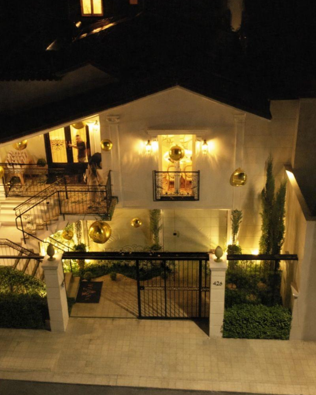 Convidados chegando à Casa Vanille durante a noite